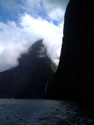 milford_sound_peak_new_zealand